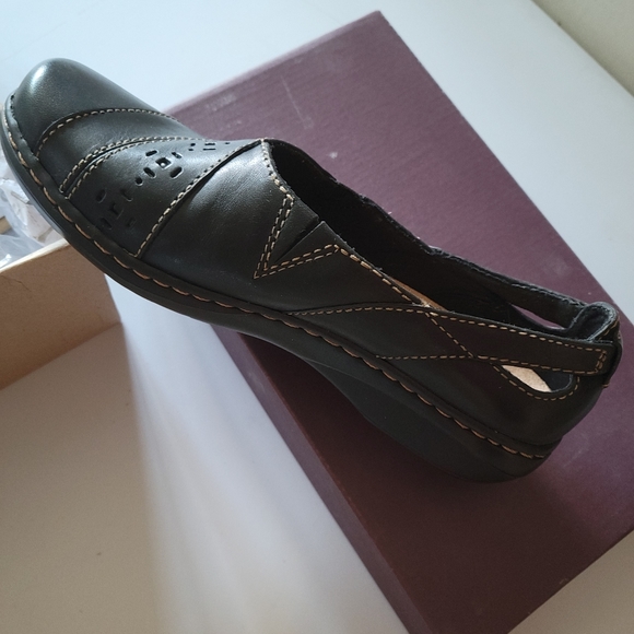 CLARKS SLIP ON SHOES - Picture 2 of 7